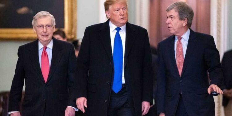 “¡La gente está enojada!”: Trump se vuelve contra el líder del Senado por reconocer a Biden