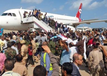 Explosiones y ataque en aeropuerto de Yemen deja al menos 16 muertos