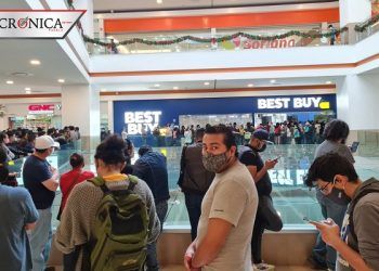 Largas filas y grandes descuentos: así inició la liquidación total de Best Buy