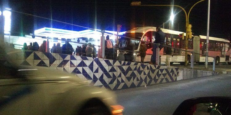 Usuarios de RUTA bloquean Diagonal Defensores tras quedarse sin abordar