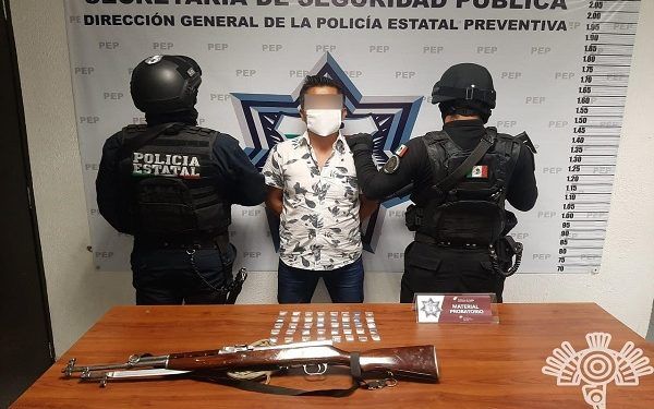 SSP Puebla detiene a sujeto con AK-47 y drogas en Huauchinango