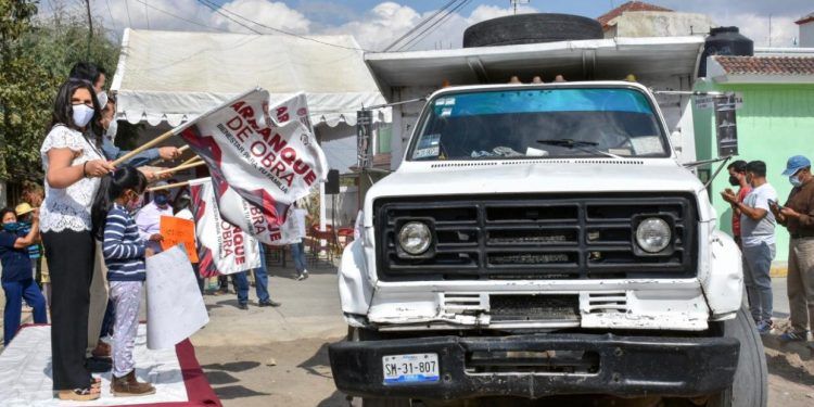 Norma Layón da banderazo a obras de pavimentación en San Francisco Tepeyecac