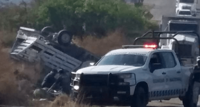 Vuelca camioneta del organismo de agua potable de Tehuacán; hay dos muertos