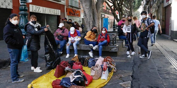A pesar de operativo policial, ambulantes se colocan en el centro de Puebla