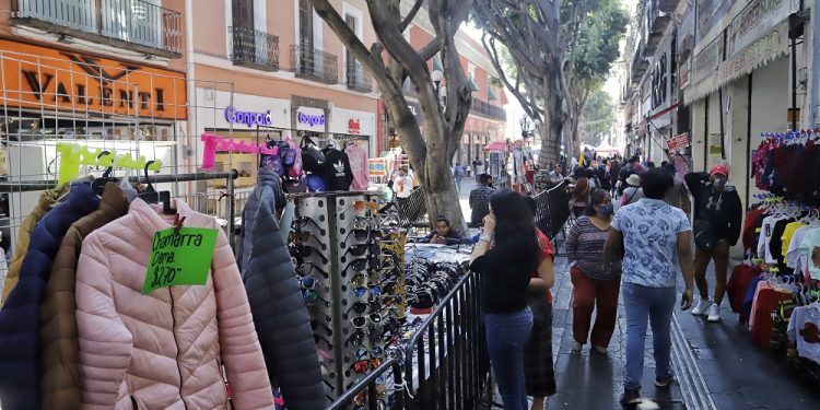 Barbosa pide al Ayuntamiento de Puebla controlar el ambulantaje