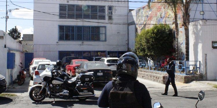 Empistolados atracan oficinas del Sindicato de Volkswagen en Puebla