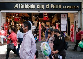 El virus cierra tempra comercio en la capital