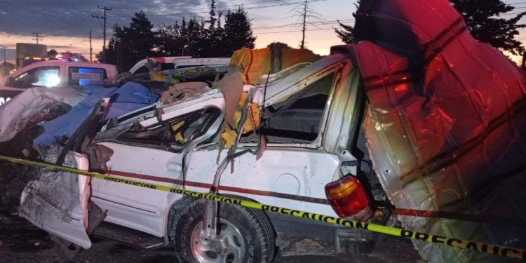 Camión de la Ruta 100 y camioneta colisionan en Amozoc; hay tres muertos