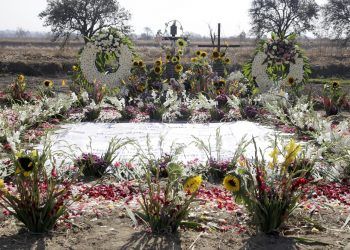 Colocan flores en lugar donde murieron Rafael Moreno Valle y Martha Erika Alonso