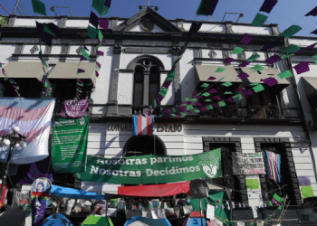 Feministas llegan a acuerdos con diputados; levantarán plantón