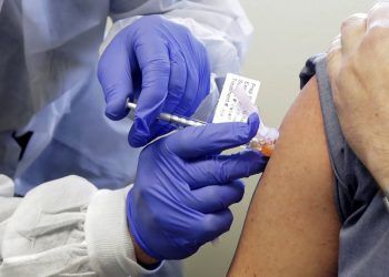 Estados Unidos quiere vacunar contra COVID a todo ciudadano para mediados de 2021