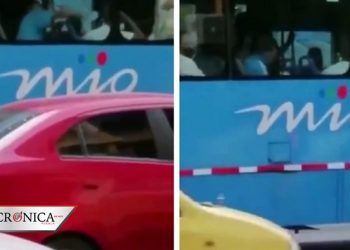 Viralizan a hombre que se quitó cubrebocas para limpiar ventana de camión (VIDEO)