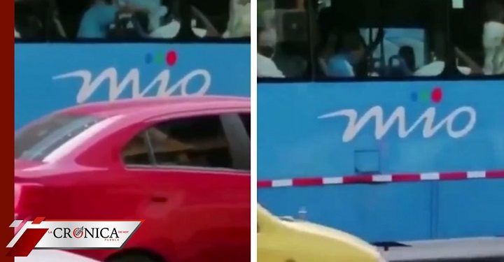 Viralizan a hombre que se quitó cubrebocas para limpiar ventana de camión (VIDEO)