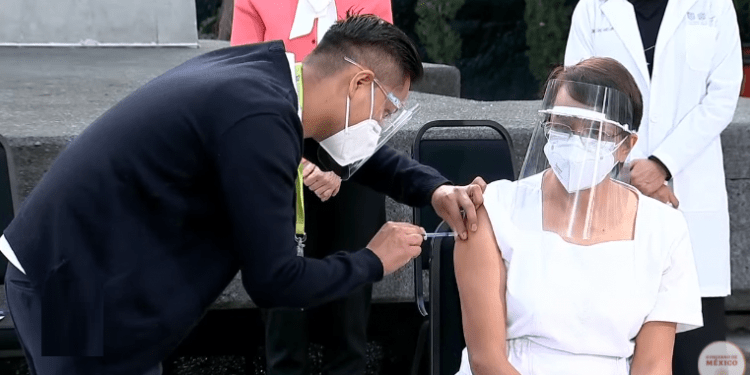 Enfermera recibe la primera vacuna contra COVID-19 en México