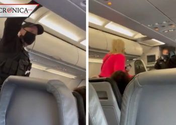 Pasajera evita uso de cubrebocas en avión y azafata la corre (VIDEO)