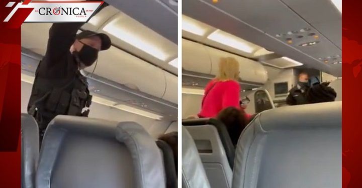 Pasajera evita uso de cubrebocas en avión y azafata la corre (VIDEO)
