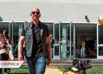 Jeff Bezos afirma que su compañía espacial enviará una mujer a la Luna