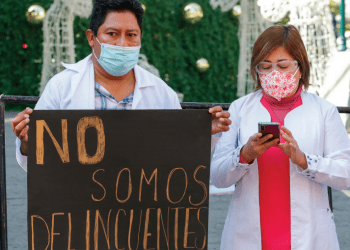 Protesta personal médico para que no los criminalicen