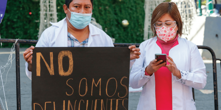 Protesta personal médico para que no los criminalicen