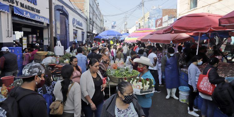 Poblanos abarrotan el Mercado 5 de Mayo pese a restricciones