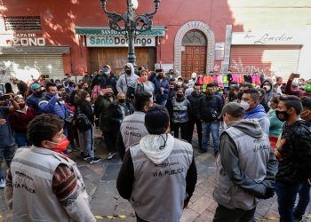 A pesar de operativo policial, ambulantes se colocan en el centro de Puebla