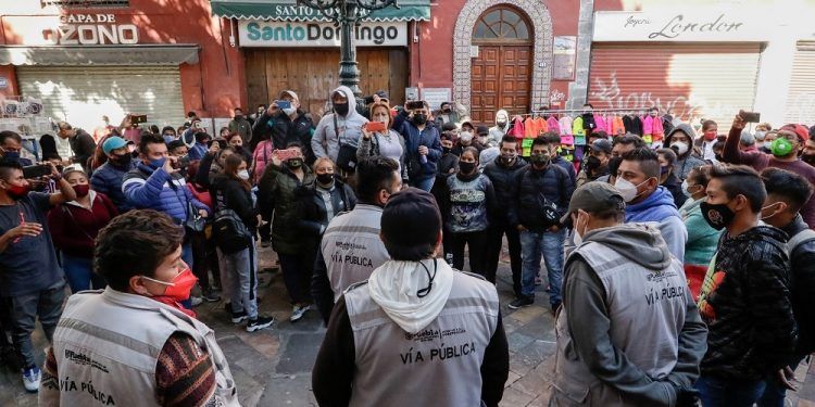 A pesar de operativo policial, ambulantes se colocan en el centro de Puebla