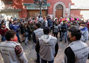 A pesar de operativo policial, ambulantes se colocan en el centro de Puebla