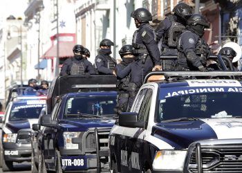 Ayuntamiento de Puebla coloca vehículos en el centro para evitar ambulantes y detienen a dos