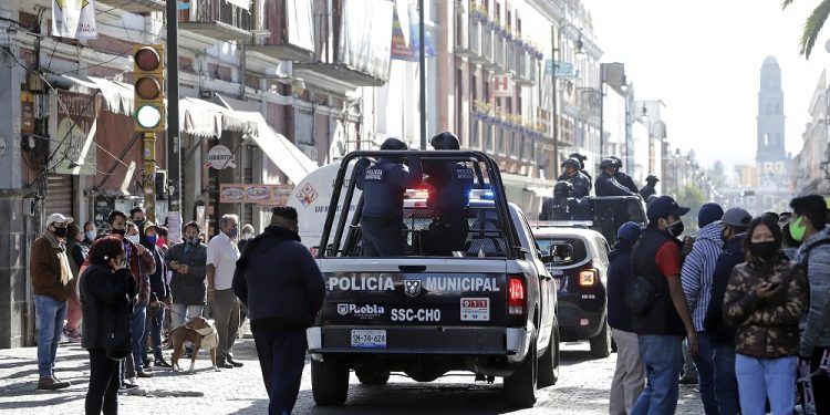 Ayuntamiento de Puebla coloca vehículos en el centro para evitar ambulantes y detienen a dos