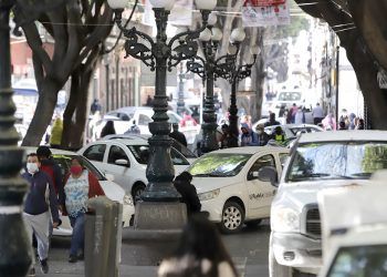 Ayuntamiento de Puebla coloca vehículos en el centro para evitar ambulantes y detienen a dos
