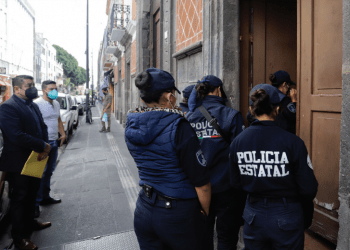 Bajo mirada policíaca, la toma del Congreso local en Puebla