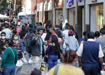 Poblanos ignoran contingencia por COVID y abarrotan centro y plazas comerciales