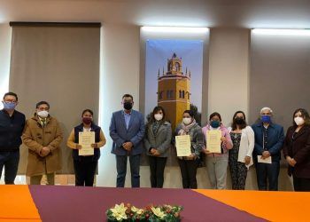 Alcalde de Tepeaca entrega rectificación judicial de actas de nacimiento a ciudadanos