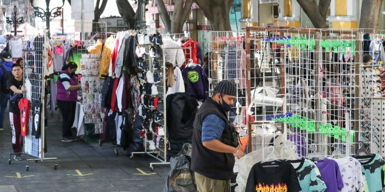 Ambulantes desquician el centro de Puebla y «burlan» vallas de instalación
