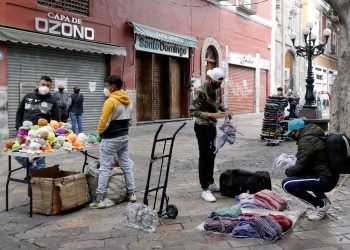 Ambulantes se mantienen en las calles del centro de Puebla