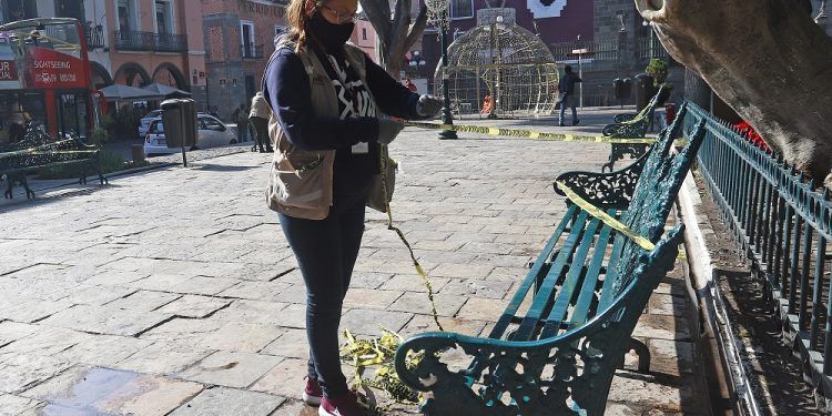 Bancas del zócalo de Puebla bloqueadas para evitar paseantes ante contagios de COVID