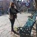 Bancas del zócalo de Puebla bloqueadas para evitar paseantes ante contagios de COVID