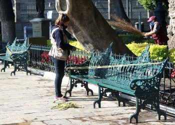 Bancas del zócalo de Puebla bloqueadas para evitar paseantes ante contagios de COVID