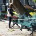 Bancas del zócalo de Puebla bloqueadas para evitar paseantes ante contagios de COVID