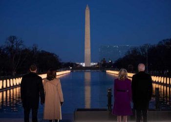 Biden y Harris homenajean a los 400 mil muertos por la pandemia en EU