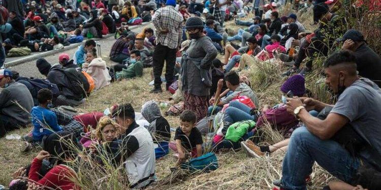 Migrantes hondureños llegan a cuentagotas a la frontera de México-Guatemala