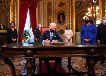 Biden cumple promesa y presenta plan de ciudadanía para indocumentados en su primer día