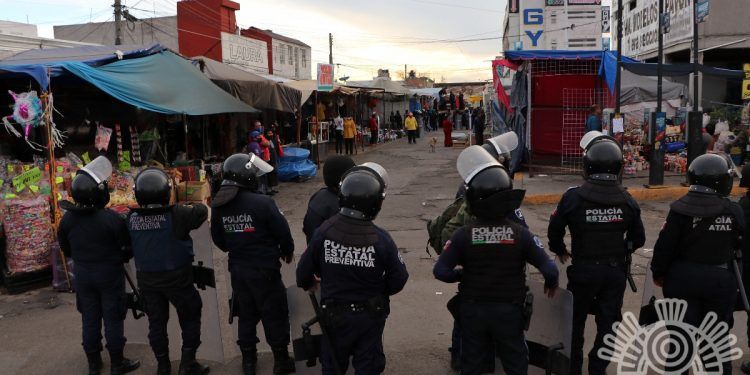 Decomisan policías estatales 964 botellas de cerveza en el Mercado Morelos