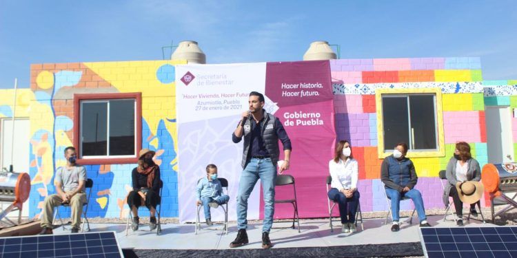 Entregan las primeras dos casas sustentables en San Andrés Azumiatla