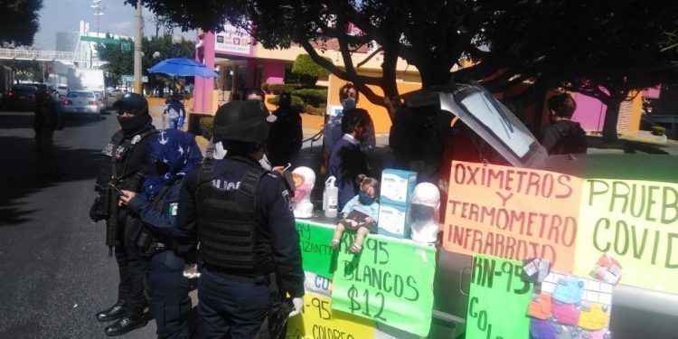 Decomisa Policía Estatal pruebas Covid en puestos ambulantes de Puebla