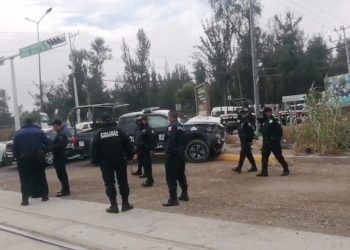 Patrulla es arrastrada por un tren en Tehuacán; policías resultan heridos 