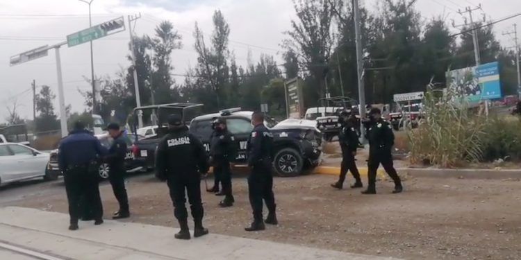 Patrulla es arrastrada por un tren en Tehuacán; policías resultan heridos 