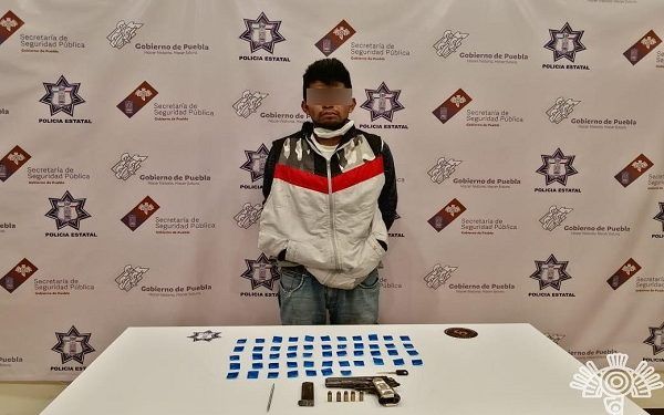 Policía Estatal asegura a ladrón de motocicletas y narcomenudista en Tehuacán
