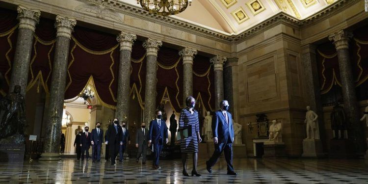 Cámara de Representantes entrega al Senado el cargo del segundo juicio político contra Trump