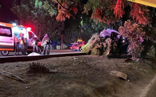 Motociclista muere atropellado por vehículo que se volcó en Amalucan